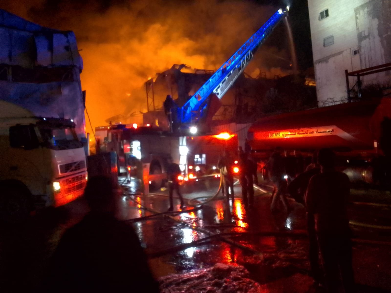 الخليل: بدأ عمليات السيطرة وحصر لحريق كبير اندلع في احد المصانع-5