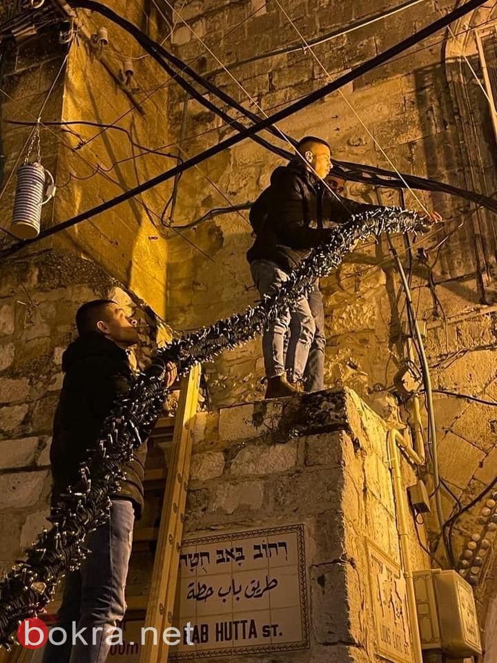 مقدسيون يشرعون بتزيين شوارع وحارات القدس القديمة ابتهاجاً بـ "رمضان"-1