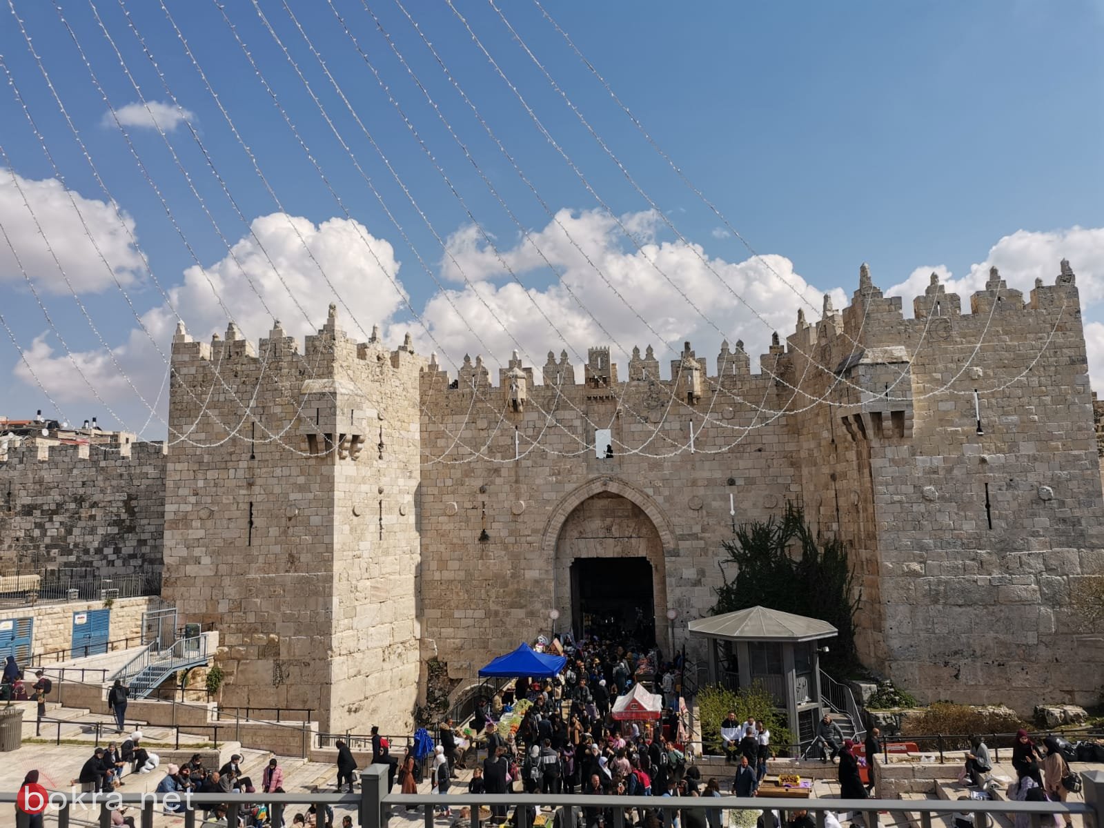 مقدسيون يشرعون بتزيين شوارع وحارات القدس القديمة ابتهاجاً بـ "رمضان"-3