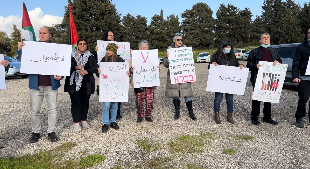تزامنا مع شهر المرأة.. وقفة احتجاجية مساندة للأسيرات أمام سجن الدامون-0