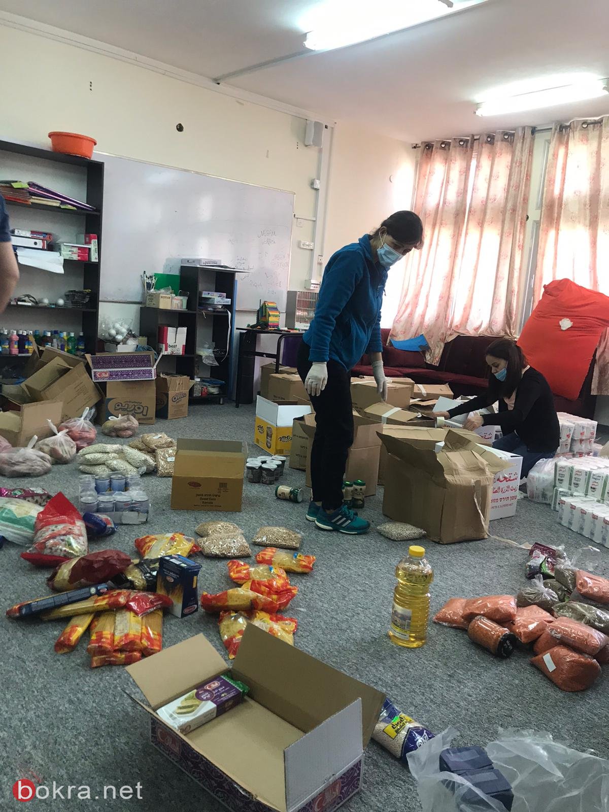 طاقم مدرسة الحلان الإعدادية يوزع طرود غذائية على العائلات في سخنين-16