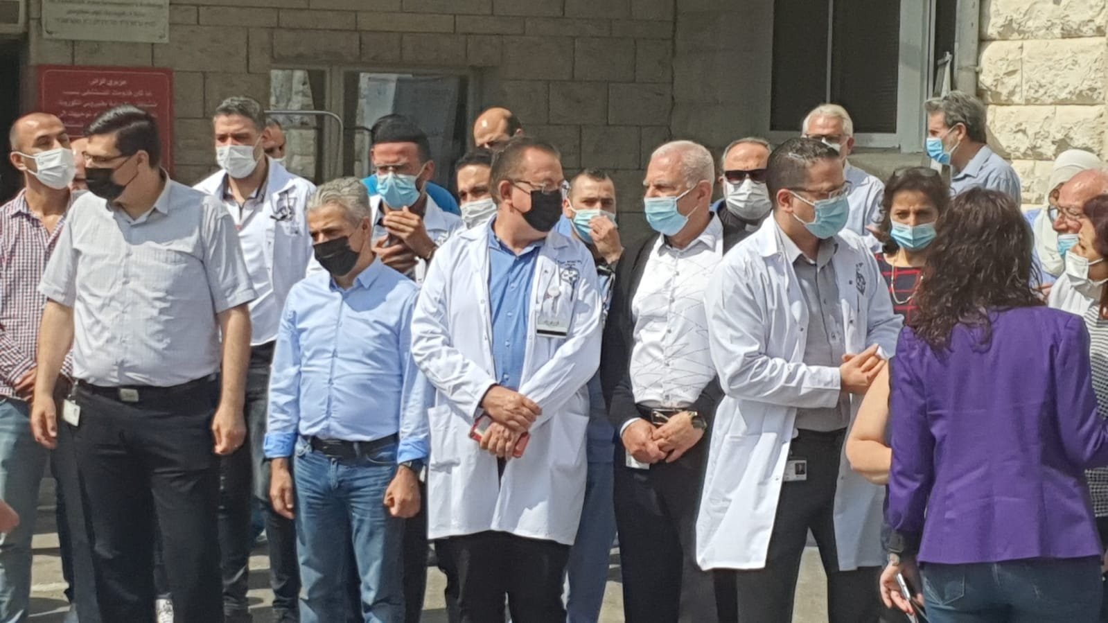 اثر الإعتداء على طواقم طبية: مستشفى الأنجليزي ينظم مظاهرة-4
