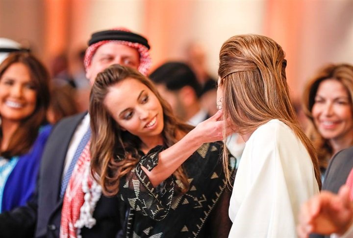 إطلالة رائعة للملكة رانيا وابنتها في عيد استقلال الاردن-2