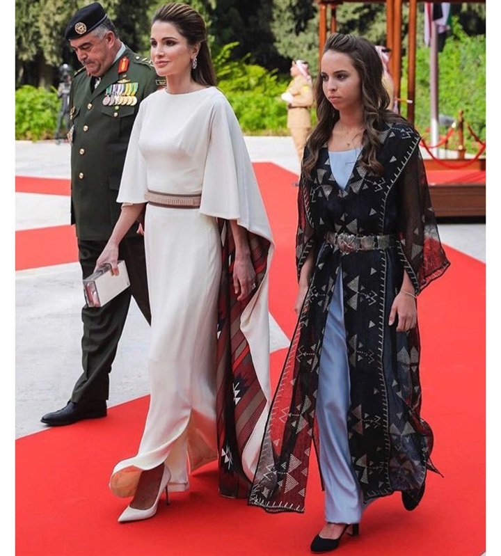 إطلالة رائعة للملكة رانيا وابنتها في عيد استقلال الاردن-4