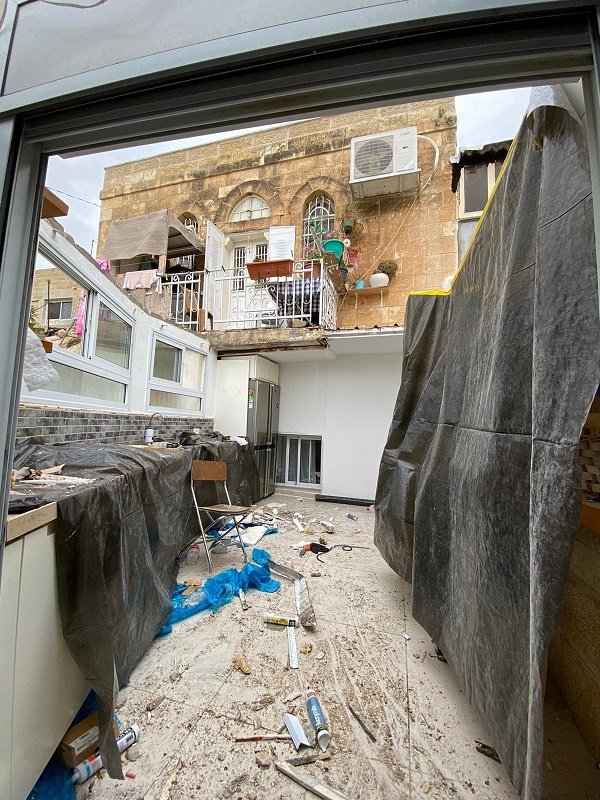 عائلة الشلودي تهدم سقف مطبخ منزلها ذاتيا بحجة عدم الترخيص-2