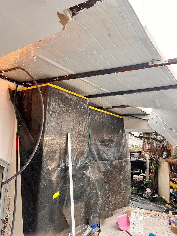 عائلة الشلودي تهدم سقف مطبخ منزلها ذاتيا بحجة عدم الترخيص-3