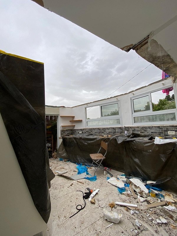 عائلة الشلودي تهدم سقف مطبخ منزلها ذاتيا بحجة عدم الترخيص-4