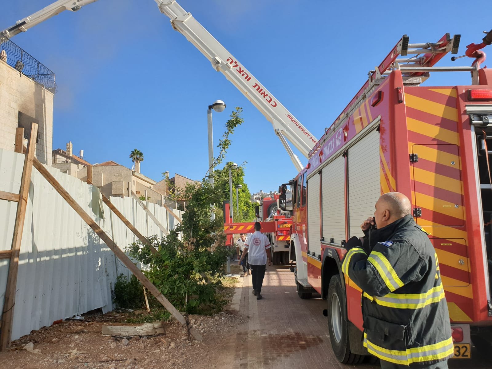 القدس: انقاذ عائلة أثر حريق في شقة سكنية-0