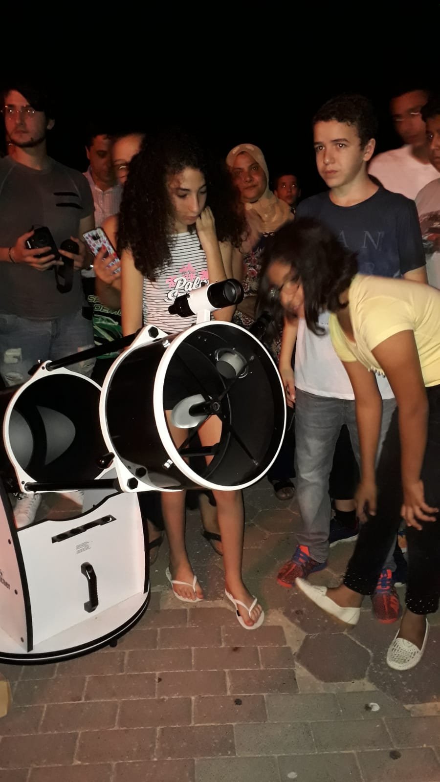 حيفا: الأهالي يراقبون خسوف القمر -0