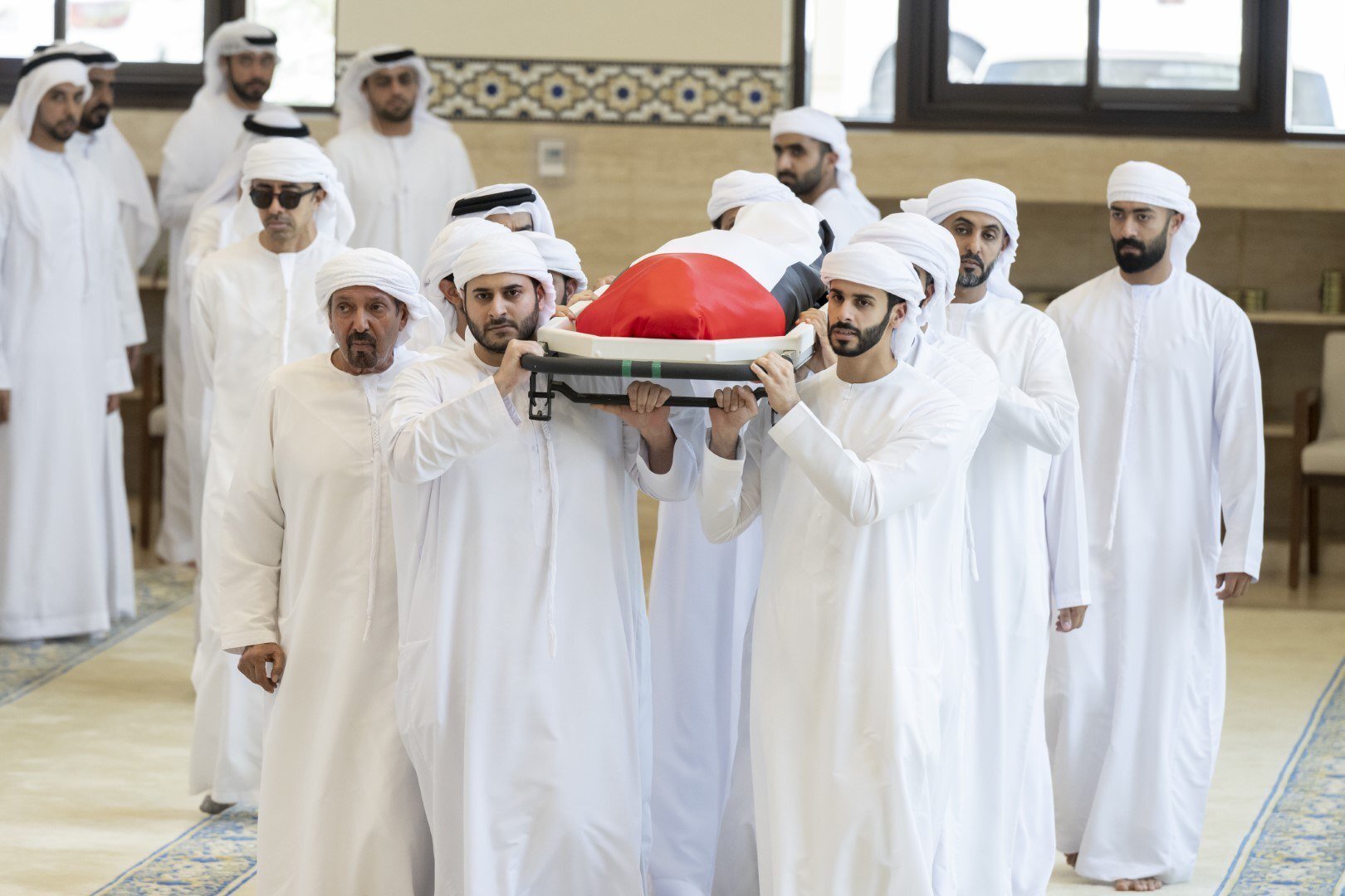 رئيس الإمارات وشيوخ آل نهيان يشيعون سعيد بن زايد-1