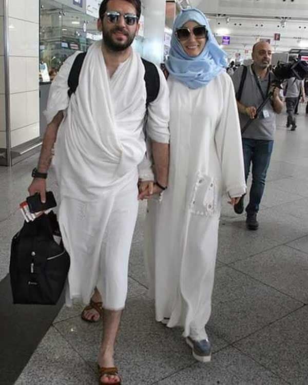 مراد يلدرم ينشر صوراً تجمعه بملابس الاحرام مع زوجته -3