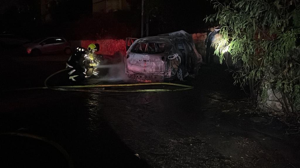 حيفا: اندلاع حريق في سيارة-4