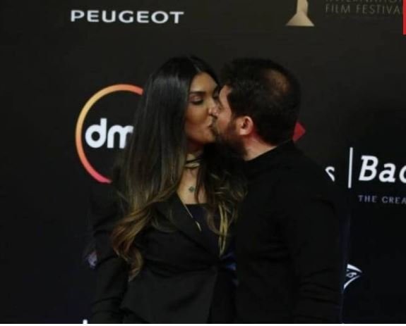 ممثل شاب يثير ضجة بتقبيل زوجته في مهرجان القاهرة-2