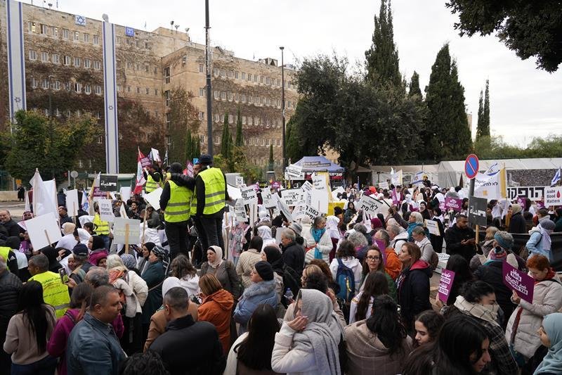 "دمنا مش رخيص" .. عشرات التوابيت على أمام الكنيست في مسيرة الأموات ضد العنف والجريمة-45