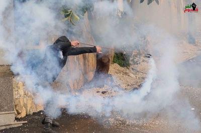 اصابة عشرات القلسطينيين بالاختناق بعد اعتداء الجيش الإسرائيلي على مسيرة كفر قدوم الاسبوعية-1
