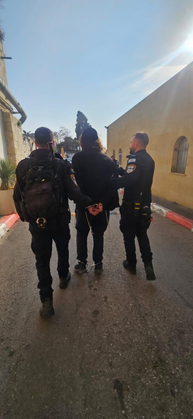 بالفيديو: مستوطن يضع "رأس حمار" بين القبور في مقبرة باب الرحمة،  والشرطة تعتقل مشتبه به-1