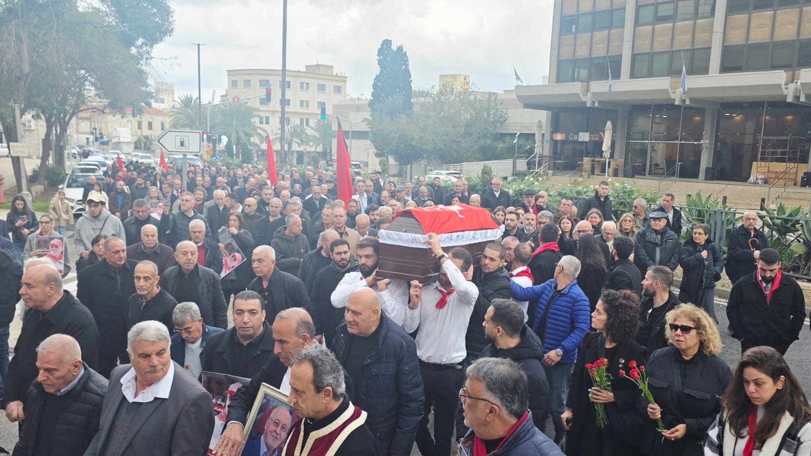 بالرغم من المطر: حيفا تودّع القيادي عصام حنا مخّول “أبو حنا” في جنازة جماهيرية حاشدة-6