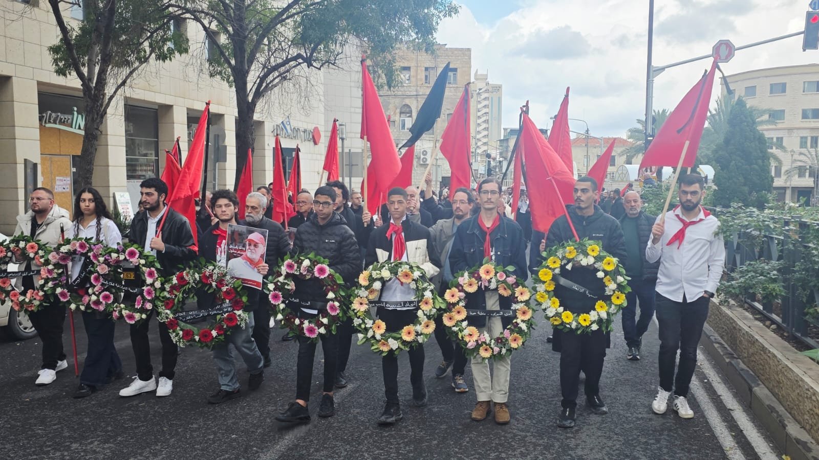 بالرغم من المطر: حيفا تودّع القيادي عصام حنا مخّول “أبو حنا” في جنازة جماهيرية حاشدة-7