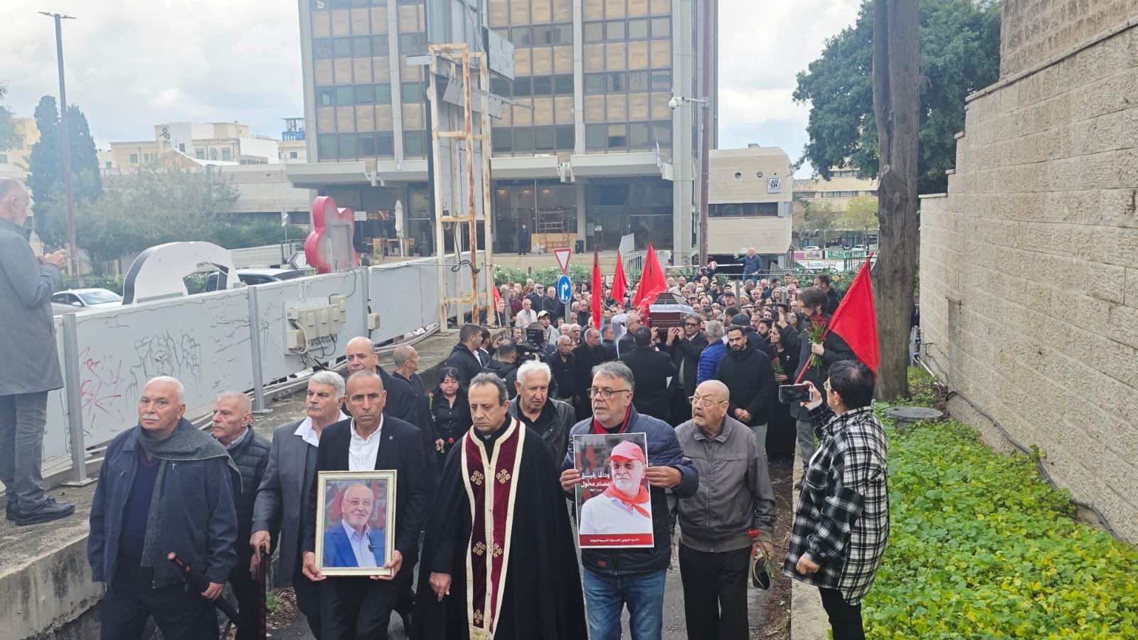 بالرغم من المطر: حيفا تودّع القيادي عصام حنا مخّول “أبو حنا” في جنازة جماهيرية حاشدة-12