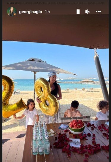 بطريقة فاخرة وقالب حلوى غريب... رونالدو وصديقته يحتفلان بعيد ميلادها-0