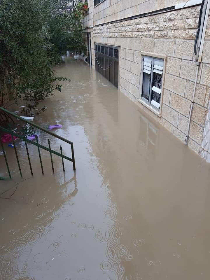 مياه الأمطار تجرف سيارات وتتسبب بأضرار كبيرة في منطقة القدس والضفة-0