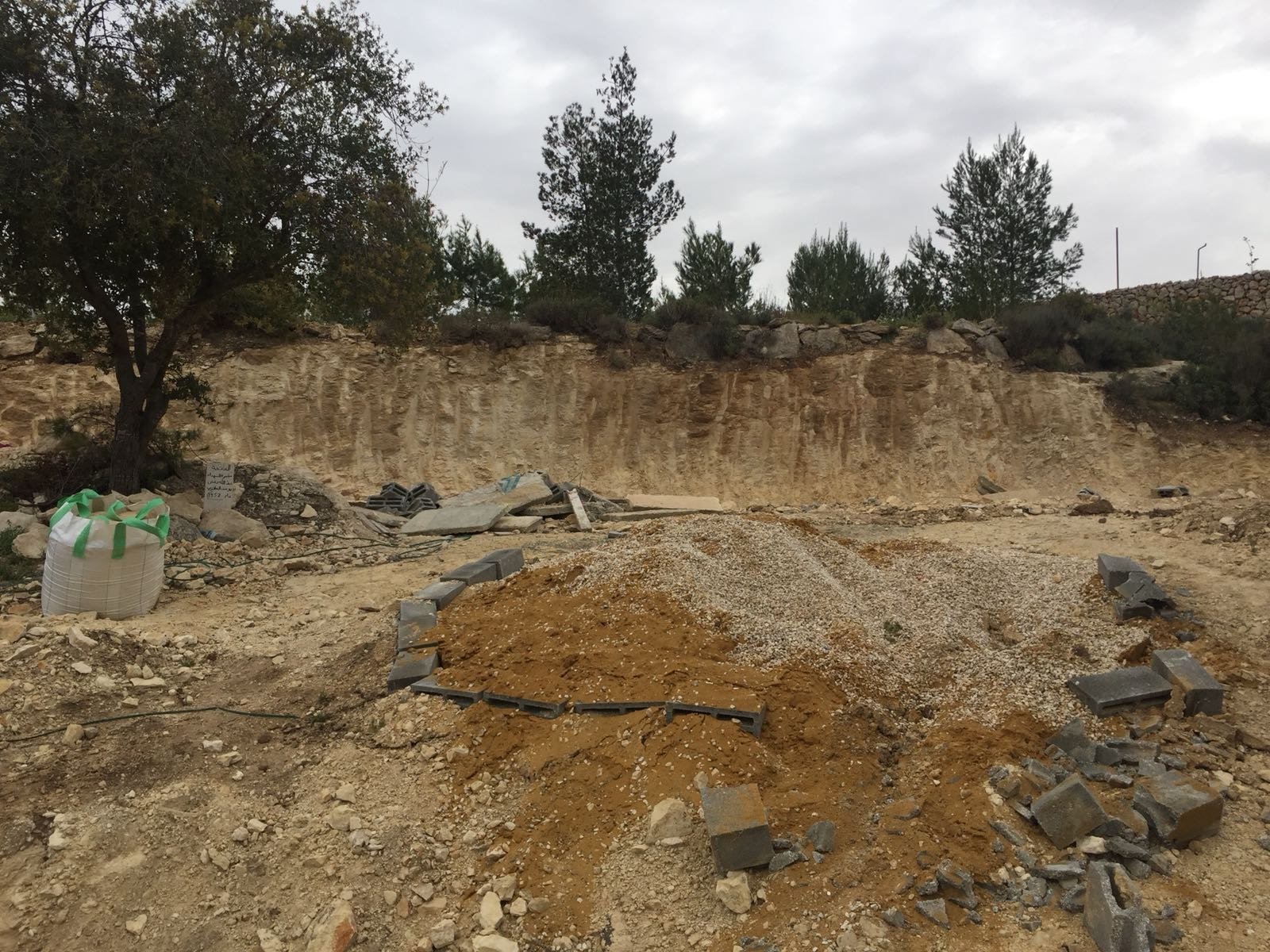 الاحتلال يهدم منزلًا ومقبرة وجدران استنادية في الولجة-1