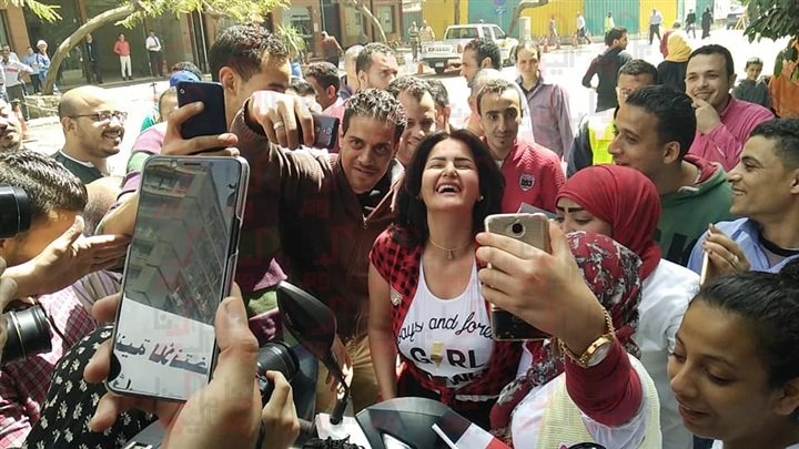 سما المصري تقود «دراجة بخارية» وتطالب بانتخاب السيسي-0
