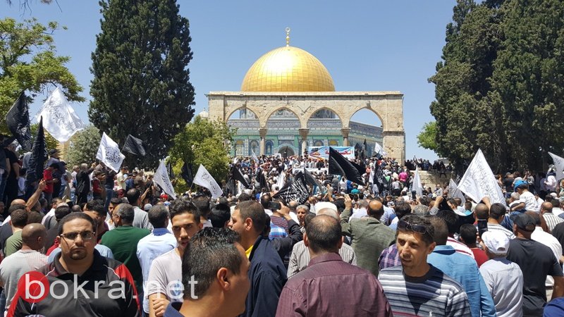القدس: عشرات الالاف يؤدون الجمعة في الاقصى-1