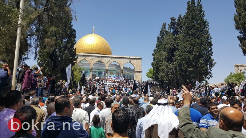 القدس: عشرات الالاف يؤدون الجمعة في الاقصى-4