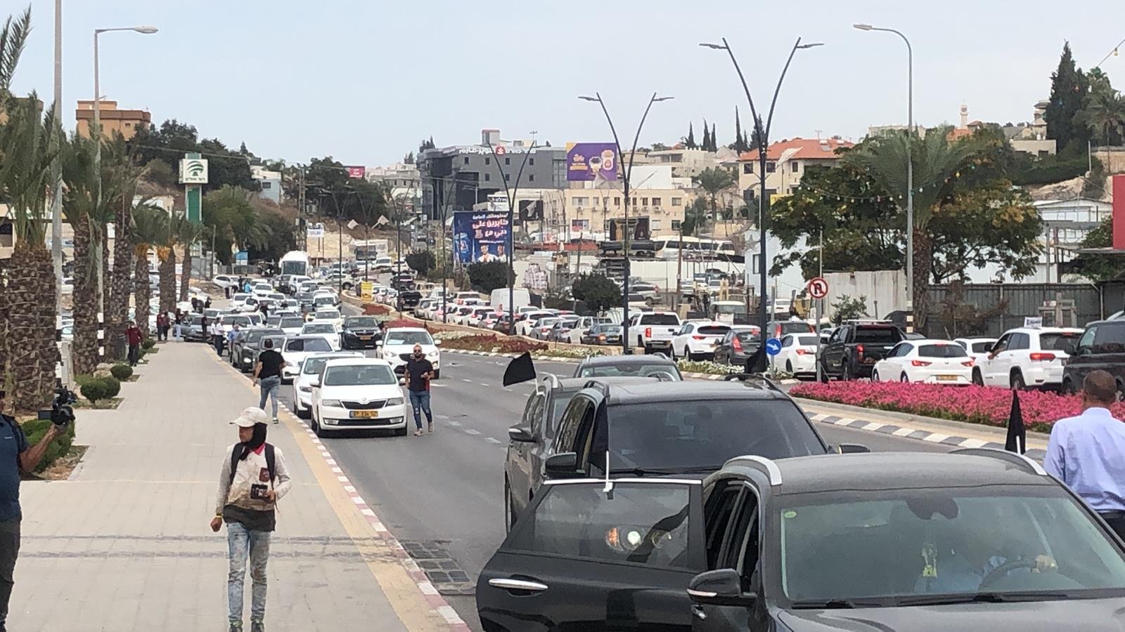 المئات من المواطنين العرب يغلقون شارع أيلون في تل أبيب احتجاجا على العنف والجريمة-0