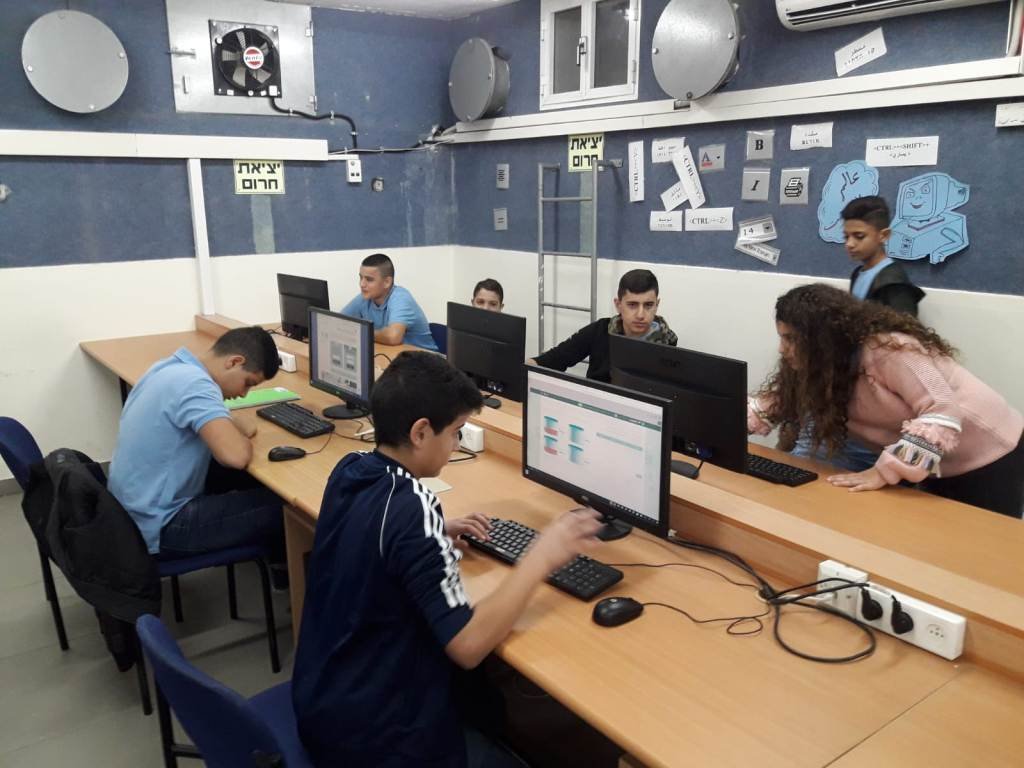 يوم تنور علمي تكنولوجي للصفوف الثامنة في المدارس الإعدادية العربية-98