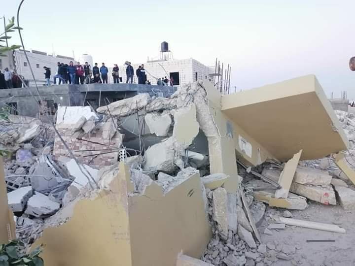 قوات الاحتلال تهدم 4 منازل في بيت كاحل بمحافظة الخليل-5