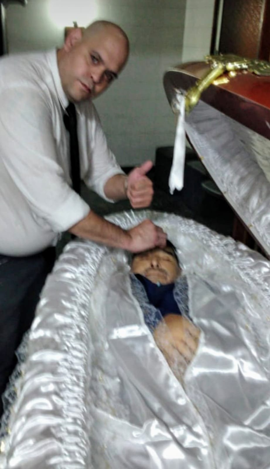 (صور) العثور على شخصين من الـ3 الذين تصوروا سلفي مع جثمان مارادونا مقتولين-2