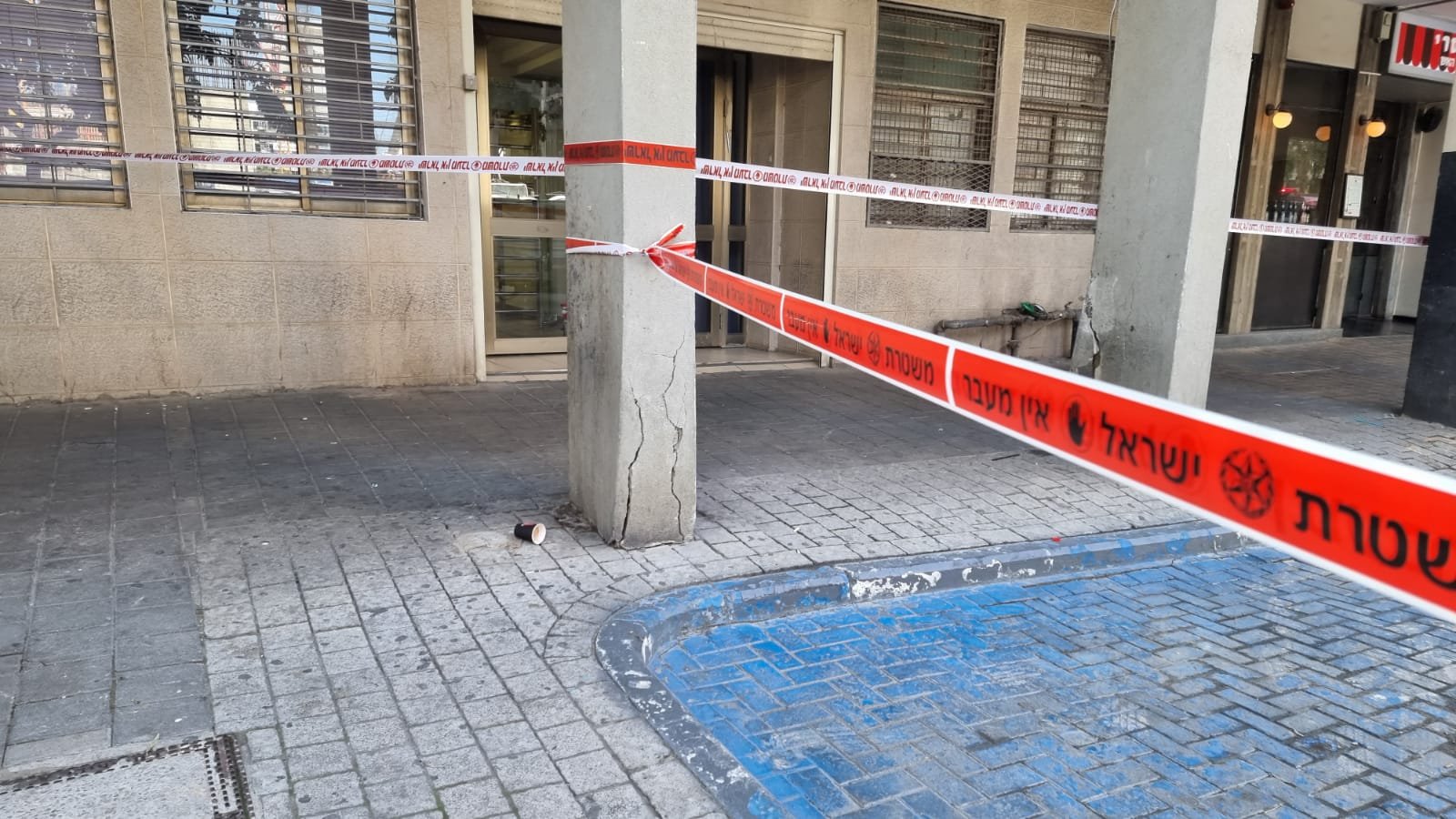 يافا تل أبيب: انفجار صنبور مياه يتسبب بأعطال في مبنى وخطر انهيار الشارع-0