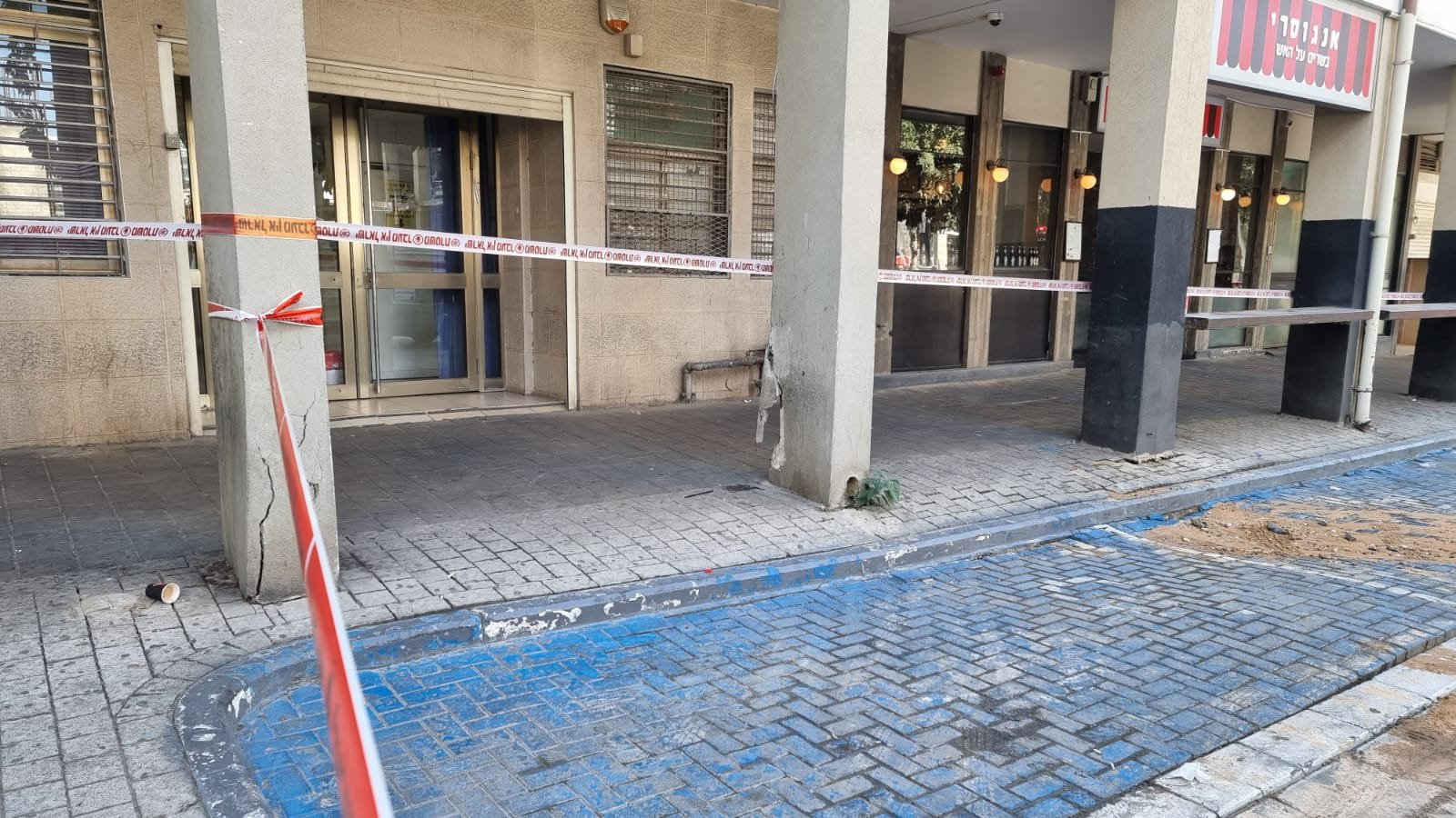 يافا تل أبيب: انفجار صنبور مياه يتسبب بأعطال في مبنى وخطر انهيار الشارع-2