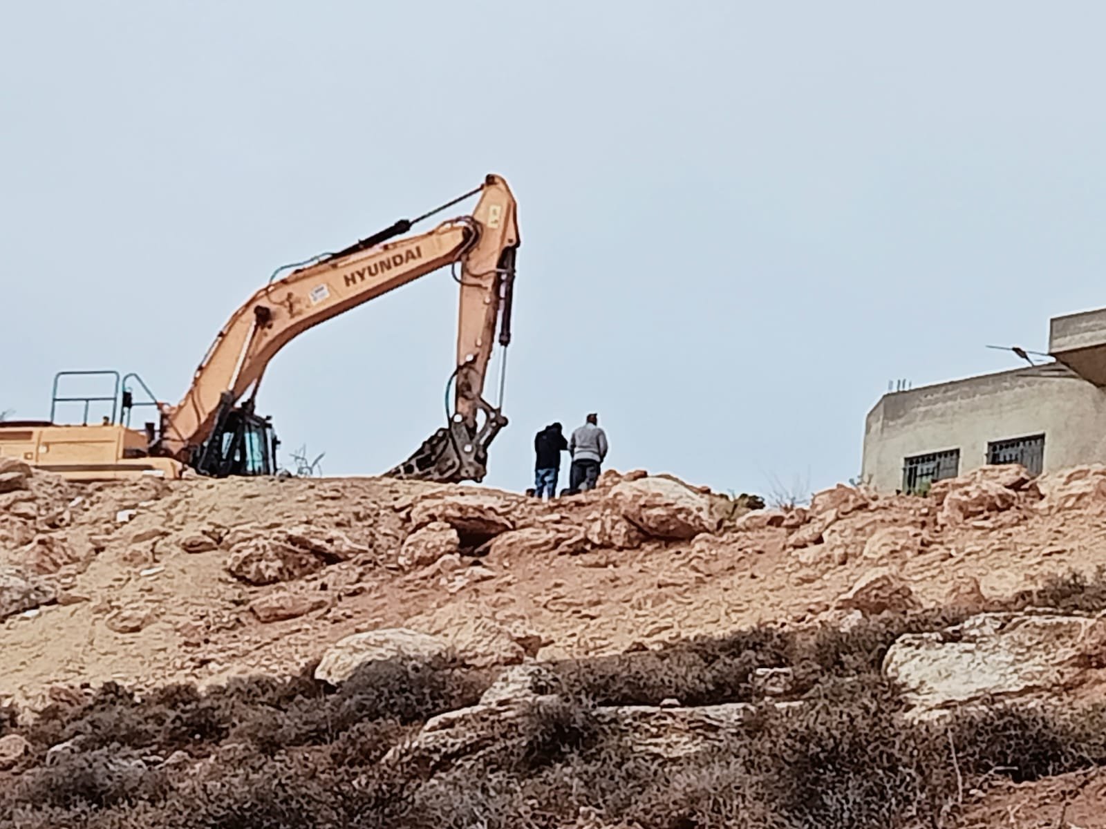 الجيش الاسرائيلي يهدم منازل ويجرف أراضي ويقتلع أشجارا في بيرين جنوب شرق الخليل-4