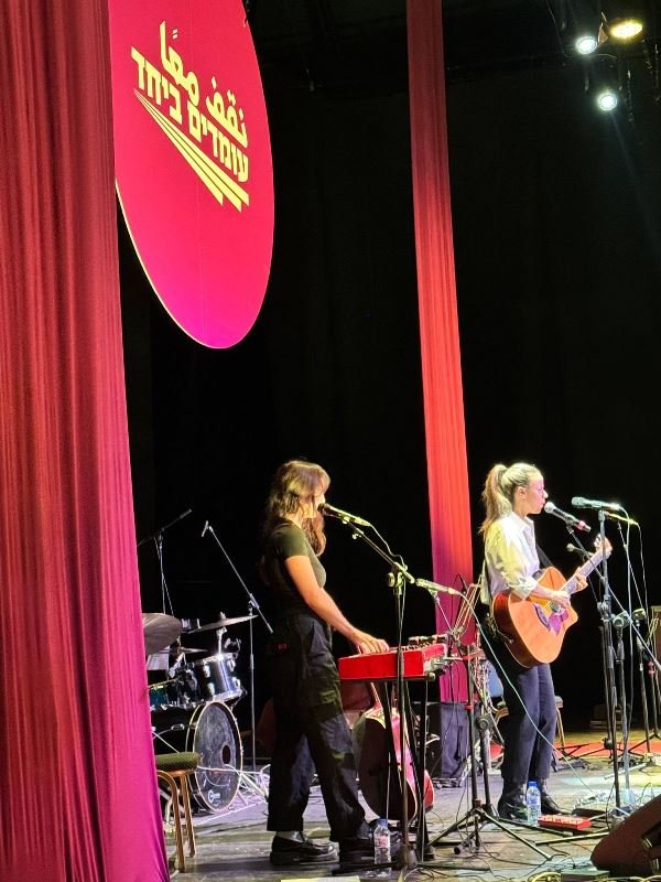 حيفا: آلاف المشاركين اليهود والعرب في اجتماع العقد لحراك نقف معًا