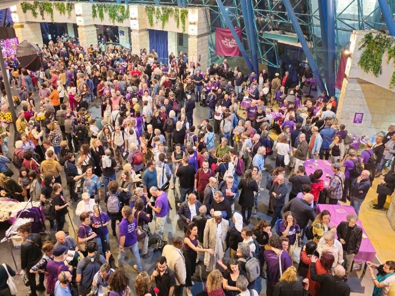 حيفا: آلاف المشاركين اليهود والعرب في اجتماع العقد لحراك نقف معًا