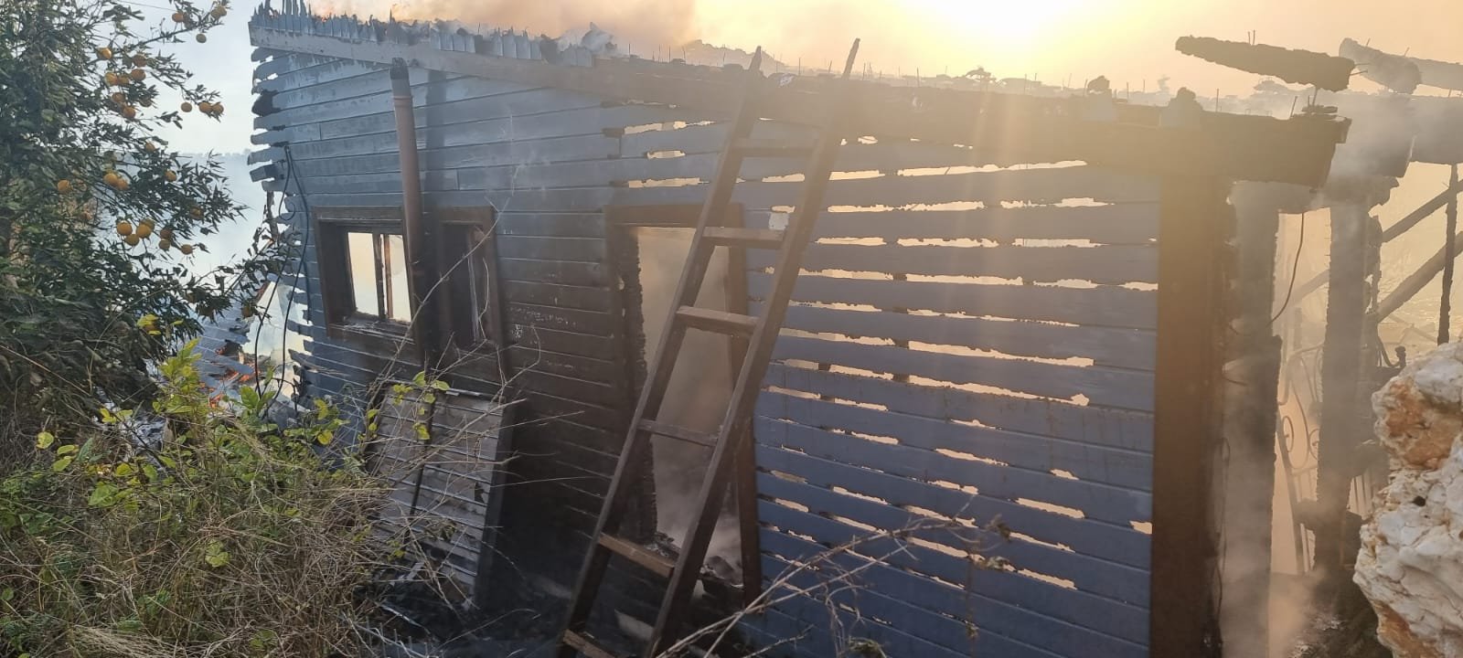 اصابة خطيرة لرجل اثر اندلاع حريق داخل منزل في يانوح-0