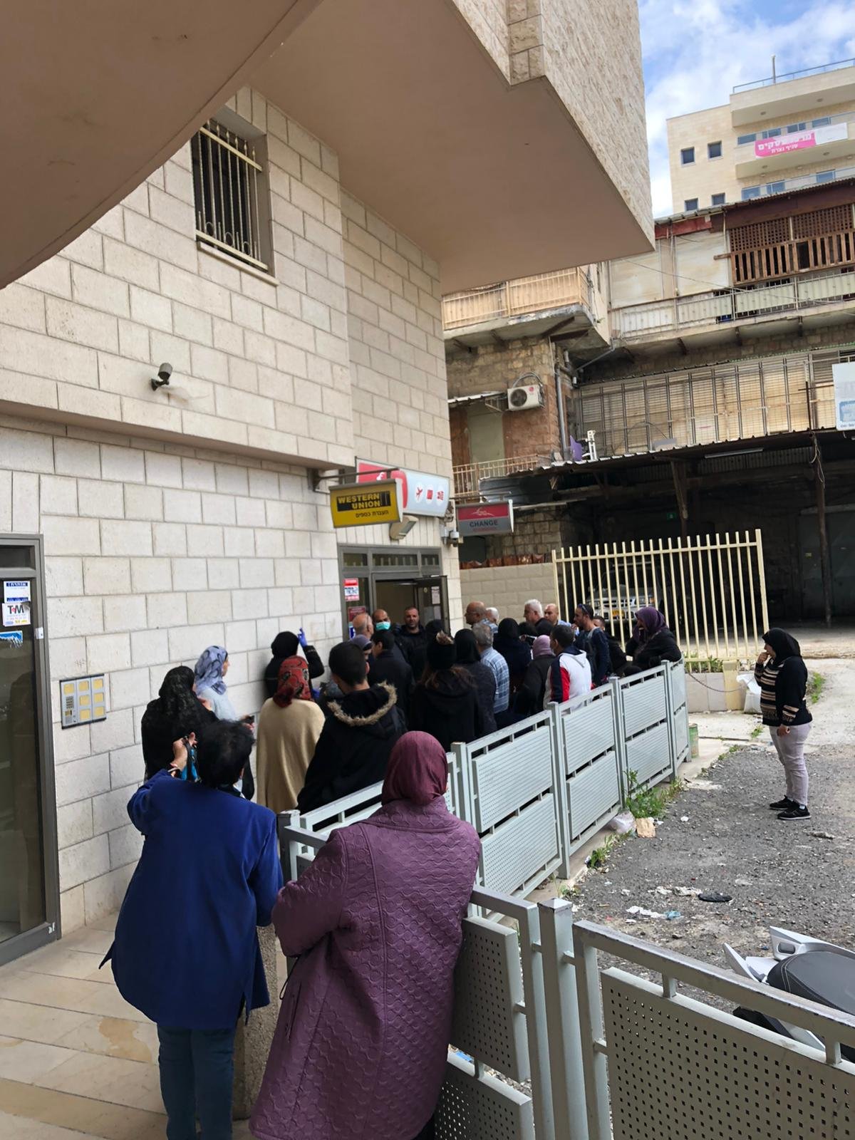 الناصرة، موظفو البلدية ينظمون حركة المواطنين في فرع البريد لاستلام المخصصات-0