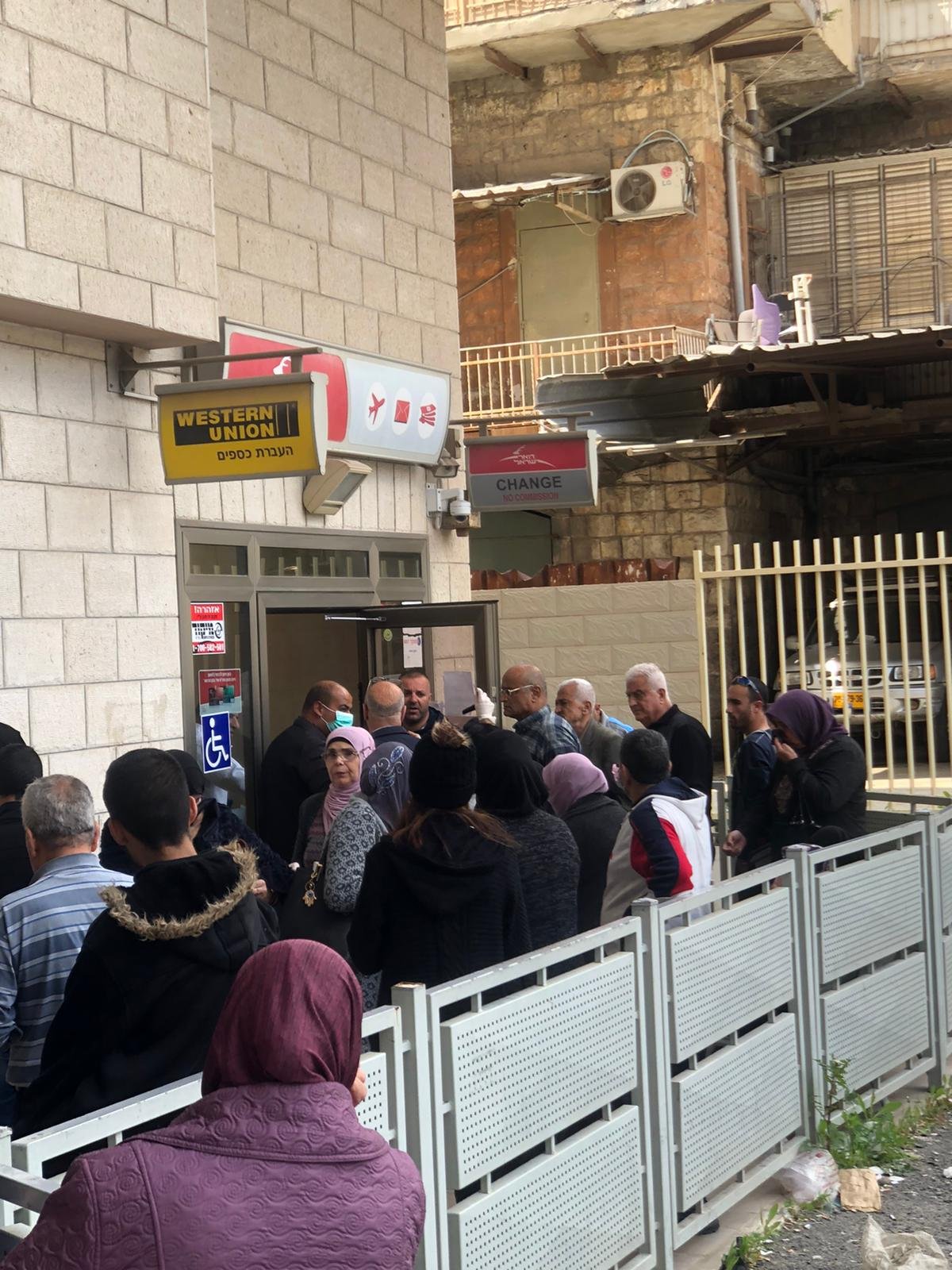الناصرة، موظفو البلدية ينظمون حركة المواطنين في فرع البريد لاستلام المخصصات-1
