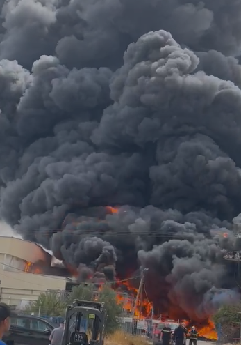 حريق كبير في المنطقة الصناعية "غور الأردن" وصعوبة في السيطرة عليه-1
