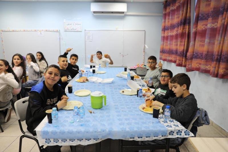 مدرسة نين الابتدائية تنظم مائدة افطار جماعية لطلاب المدرسة-0