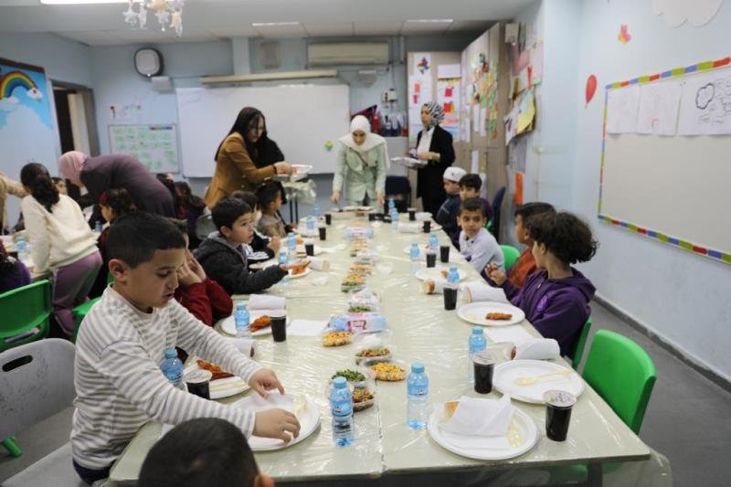 مدرسة نين الابتدائية تنظم مائدة افطار جماعية لطلاب المدرسة-10
