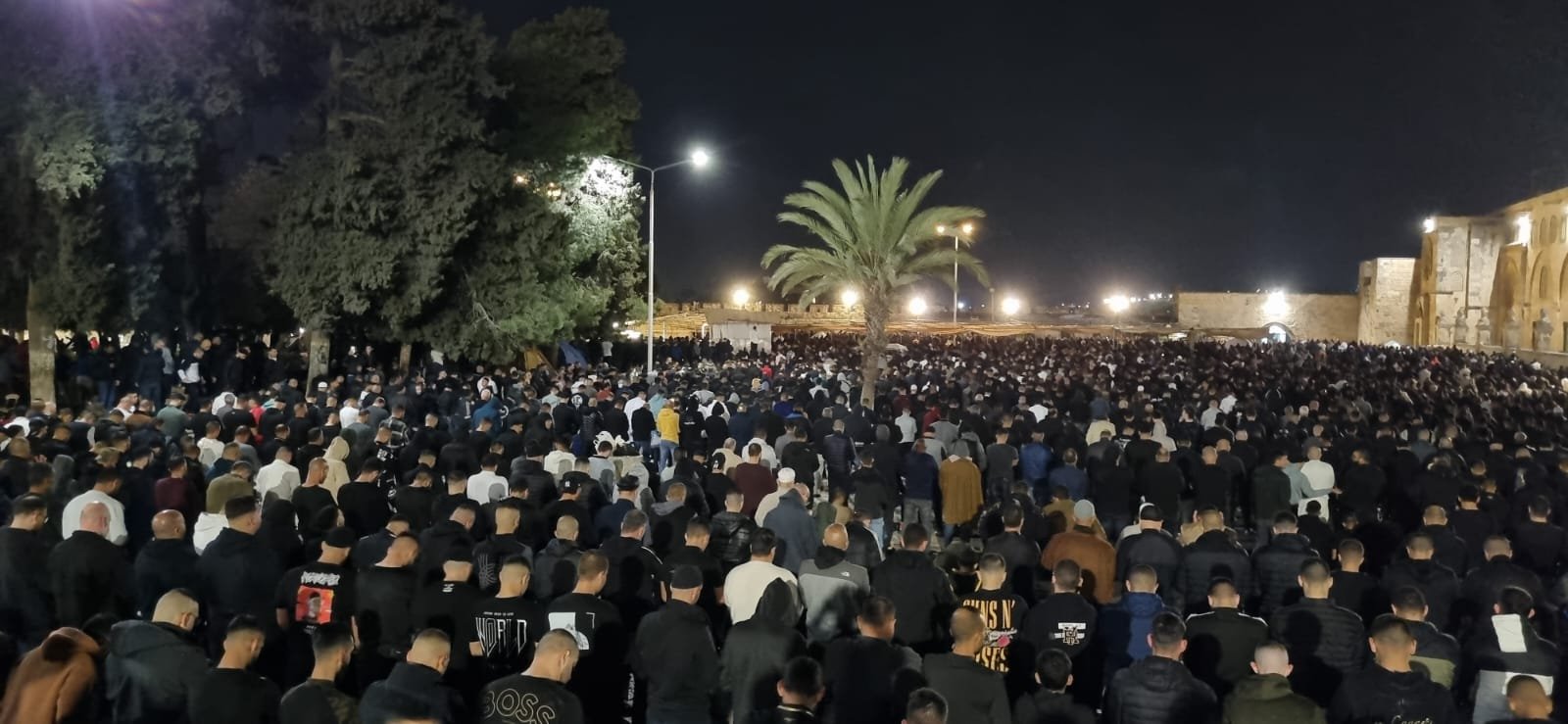 150 ألف مصل يؤدون العشاء والتراويح في المسجد الأقصى المبارك-0