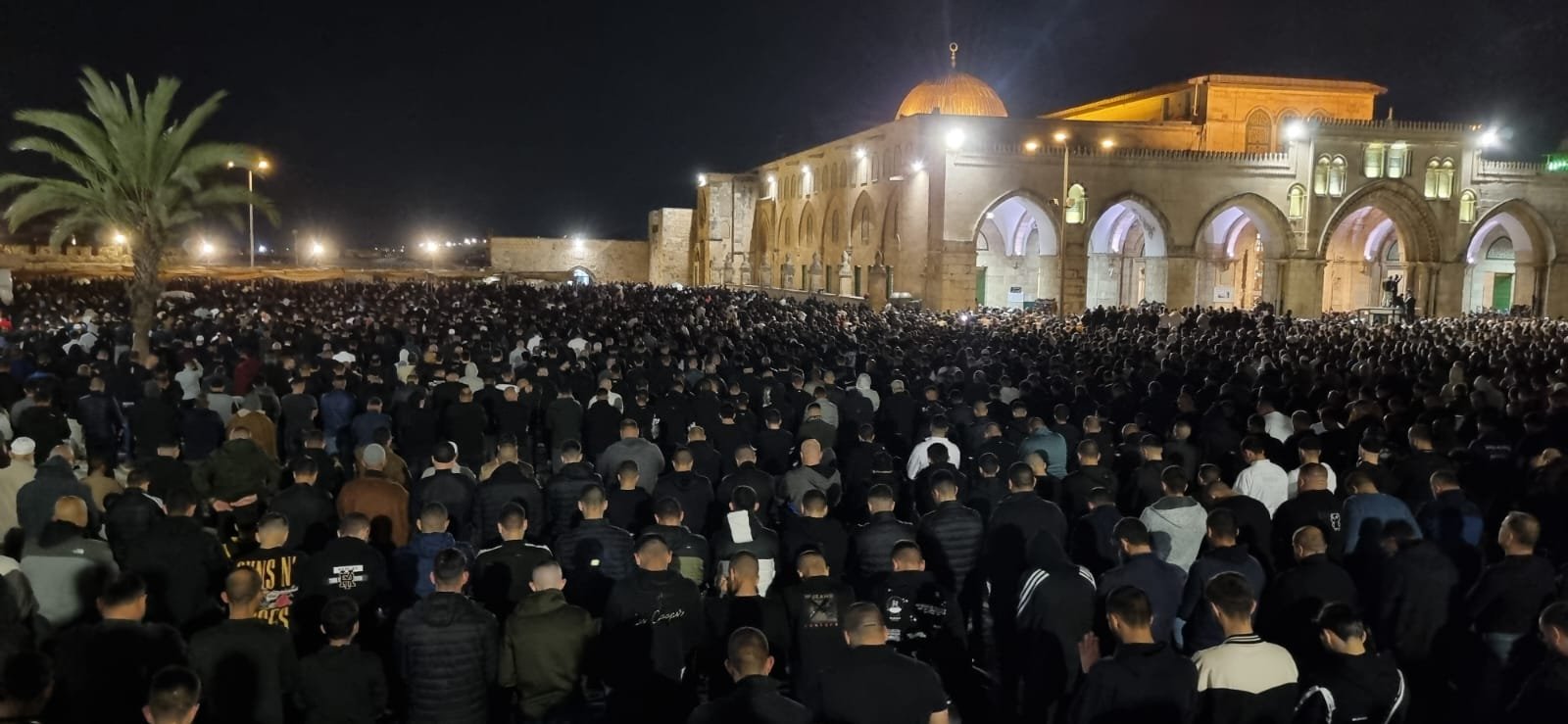 150 ألف مصل يؤدون العشاء والتراويح في المسجد الأقصى المبارك-1
