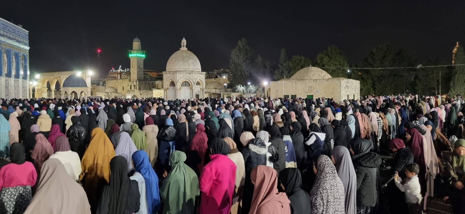 150 ألف مصل يؤدون العشاء والتراويح في المسجد الأقصى المبارك-2