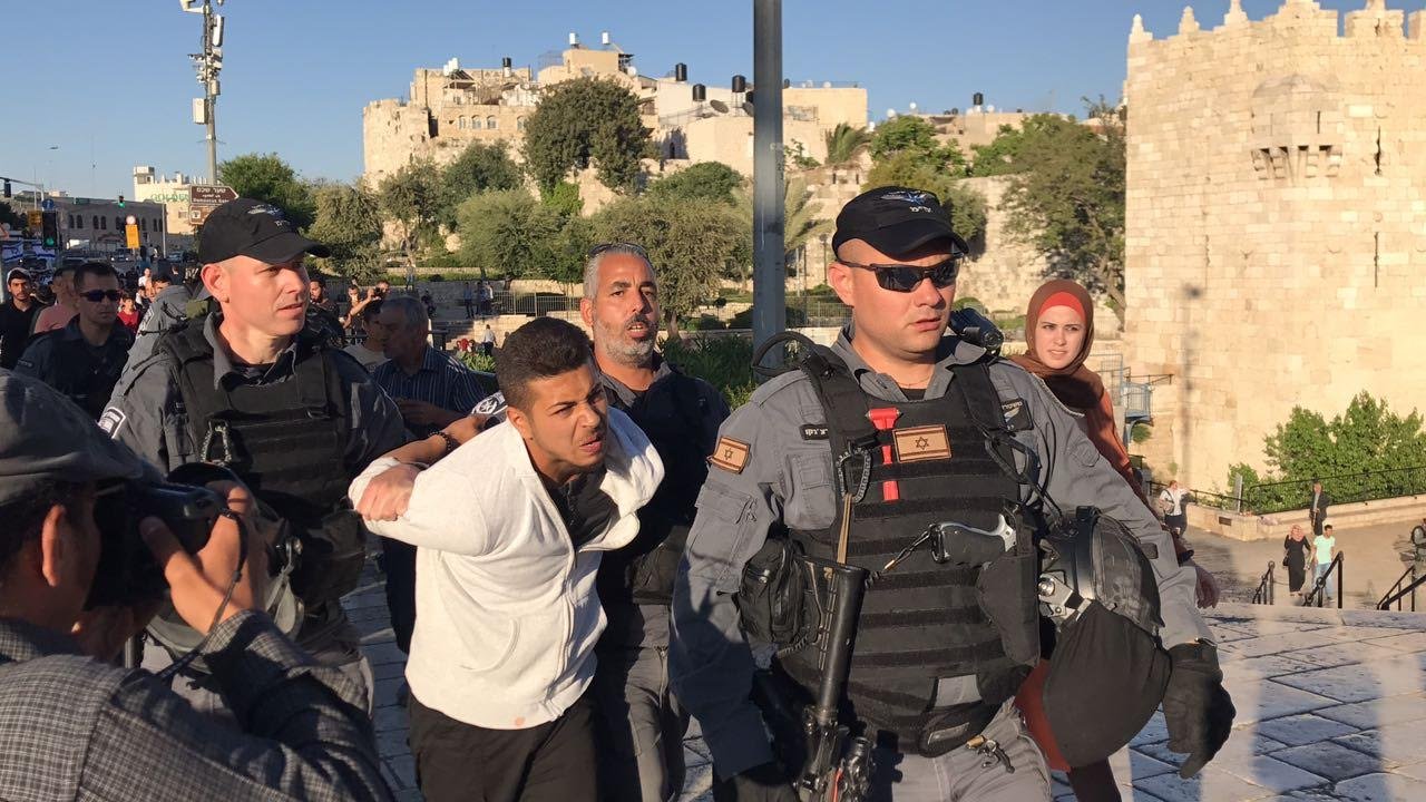 القدس: اعتقال اربعة شبان خلال تفريق وقفة تضامنية مع الاسرى في باب العمود-2
