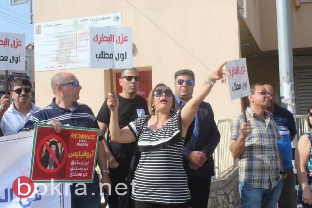 الرينة: وقفة احتجاجية وهتافات صارمة ضد زيارة ثيوفيلوس صباح اليوم الاحد-0