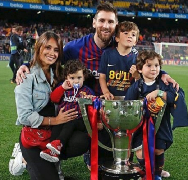 زوجات لاعبي برشلونة يشاركن في تتويج النادي الكتالوني بلقب الليغا-1